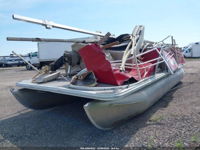 Salvage Starcraft Boat