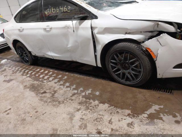 Chrysler 200 S Image 3