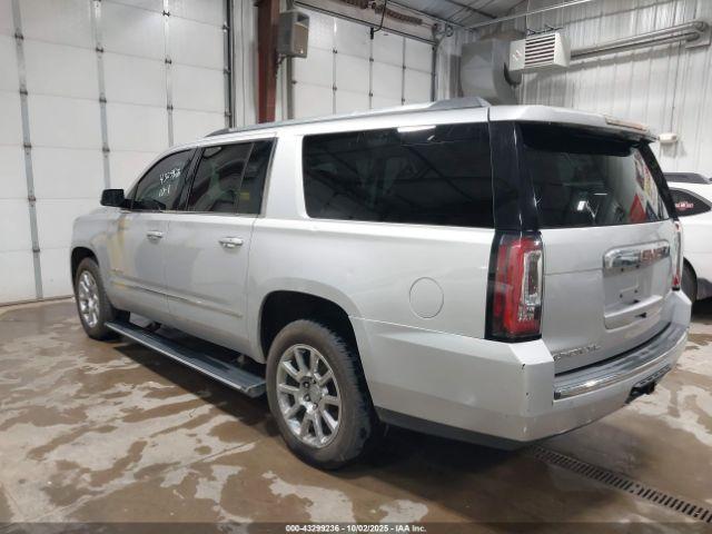 GMC Yukon Denali Image 4