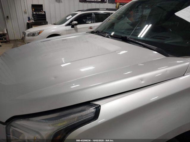 GMC Yukon Denali Image 8