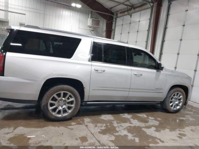 GMC Yukon Denali Image 10