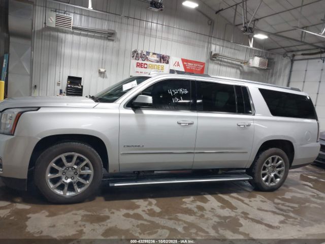 GMC Yukon Denali Image 17