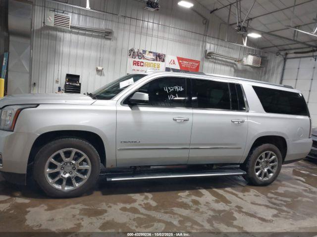 GMC Yukon Denali Image 17