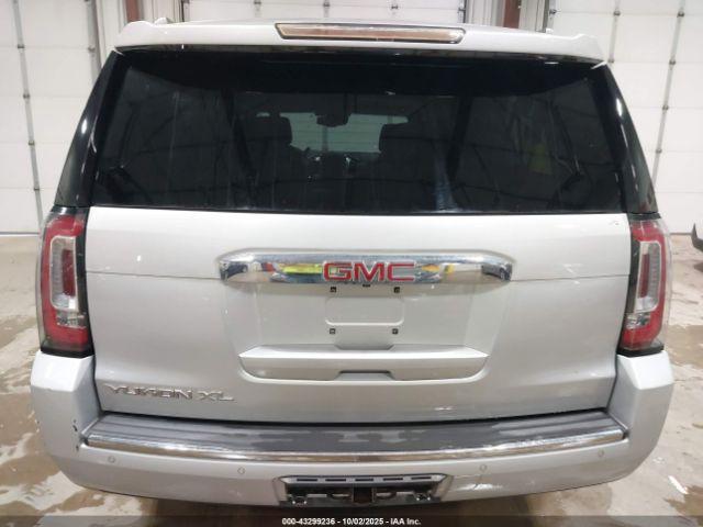 GMC Yukon Denali Image 15