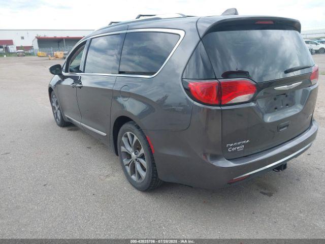 Chrysler Pacifica Limited Image 3