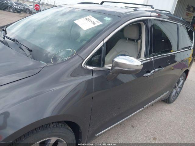Chrysler Pacifica Limited Image 5