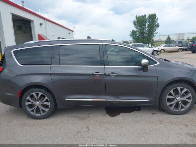 Chrysler Pacifica Limited Image 11