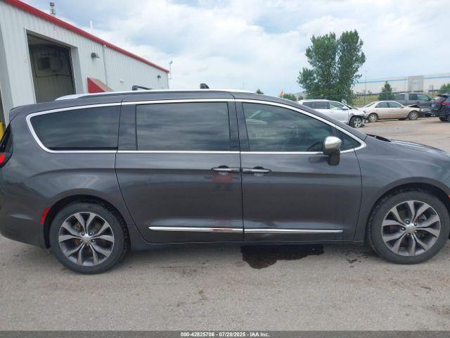 Chrysler Pacifica Limited Image 11