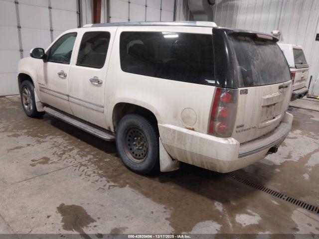 GMC Yukon Denali Image 7