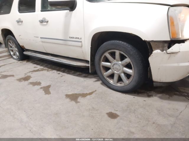 GMC Yukon Denali Image 8