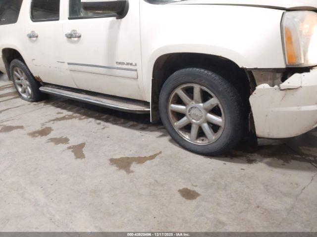 GMC Yukon Denali Image 8