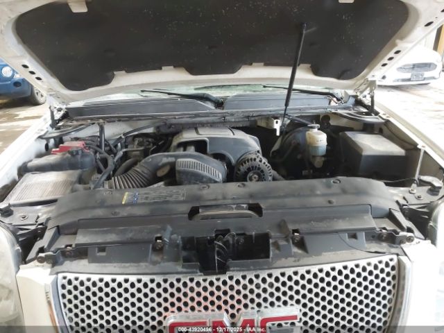 GMC Yukon Denali Image 3