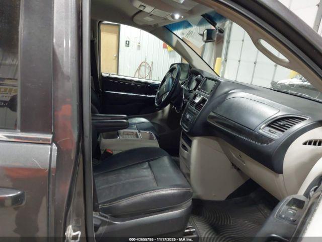 Chrysler Town & Country Touring Image 4
