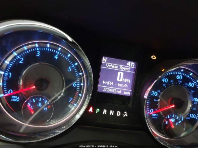 Chrysler Town & Country Touring Image 8