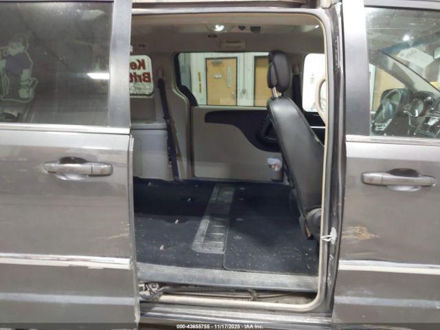 Chrysler Town & Country Touring Image 7