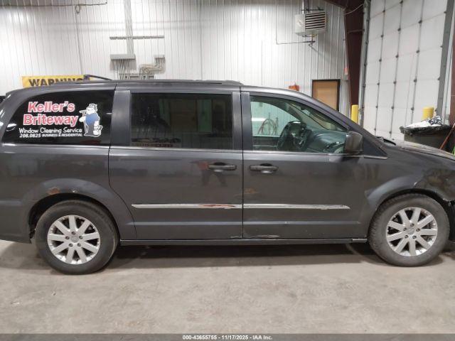 Chrysler Town & Country Touring Image 14