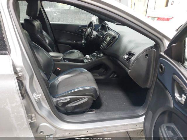 Chrysler 200 S Image 2