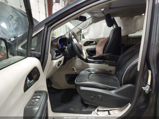 Chrysler Pacifica Limited Image 2