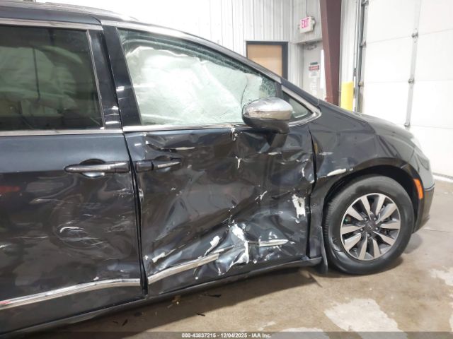 Chrysler Pacifica Limited Image 8