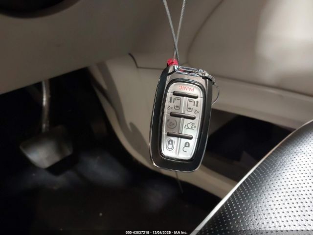 Chrysler Pacifica Limited Image 11