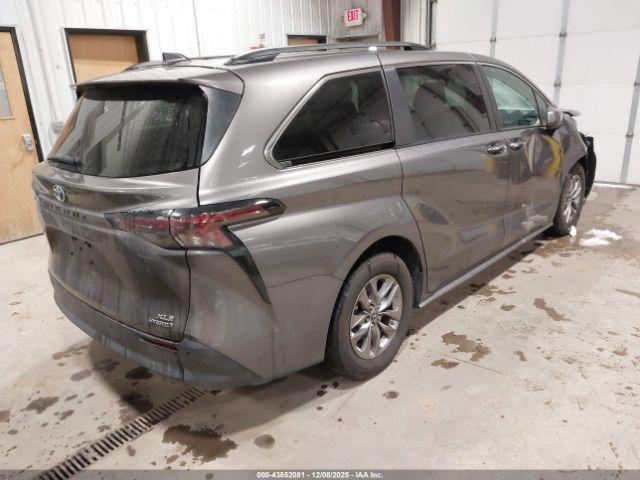 Toyota Sienna Xle Image 2