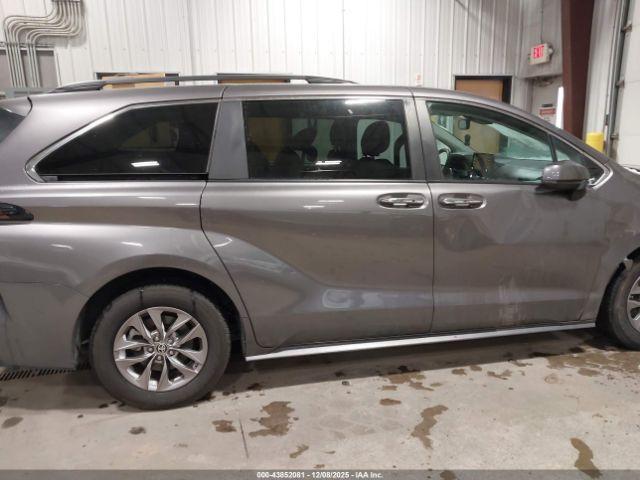 Toyota Sienna Xle Image 13