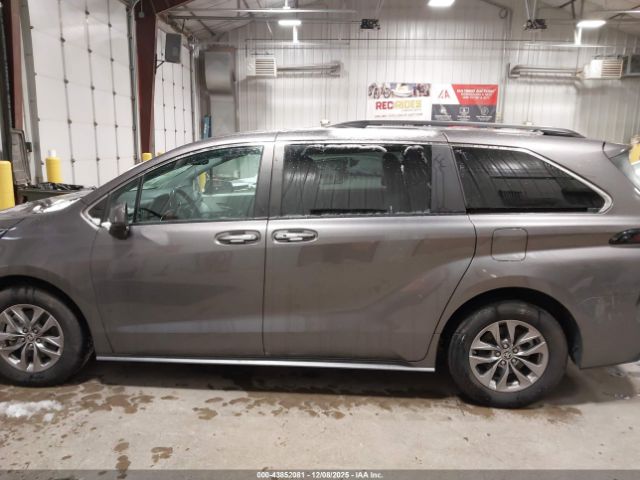 Toyota Sienna Xle Image 10